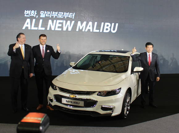 ‘신형 말리부’ 앞에서 포즈를 취한 제임스 김 한국지엠 사장(오른쪽)과 스튜어트 노리스 한국지엠 디자인 전무(가운데), 데일 설리반 한국지엠 마케팅·영업부문 부사장. (사진=정의식 기자)