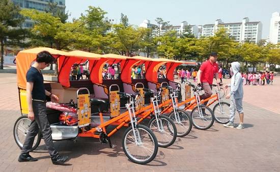 홍보관에서 진행되는 고양이 인력거 (사진= 고양시)