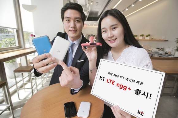 KT 모델들이 새로 출시된 LTE egg 단말을 소개하고 있다. (사진제공=KT)