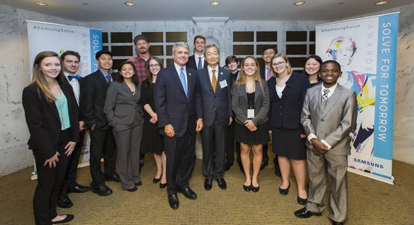 마이클 맥콜 연방하원의원(가운데 좌측)과 안호영 주미한국대사(가운데 우측), 삼성전자 김원경 전무(뒷줄 우측에서 2번째)가 ‘삼성 솔브 포 투모로우’ 시상식에 참여한 학생들과 기념촬영을 하고 있다. (사진제공=삼성전자)
