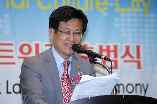 최성 고양시장이 국제문화도시 포럼에서 기조연설을 통해 동북아 안보 위기 극복을 위해 국제도시 연대의 필요성을 역설하고 있다.(사진= 파주시)