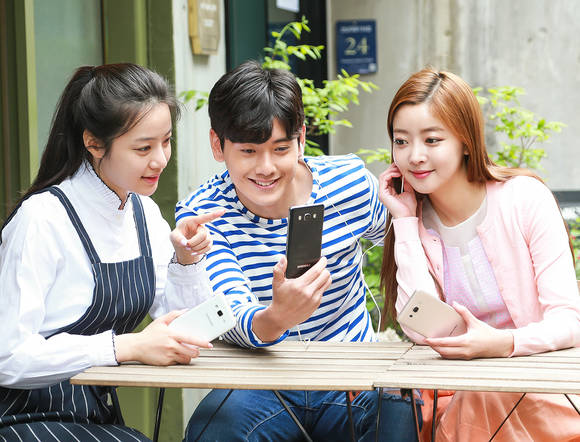 삼성전자 모델들이 강력한 성능과 합리적인 가격을 자랑하는 2016년형 '갤럭시 J' 시리즈를 소개하고 있다. 왼쪽부터 갤럭시 J3(화이트), 갤럭시 J5(블랙), 갤럭시 J7(골드). (사진제공=삼성전자)