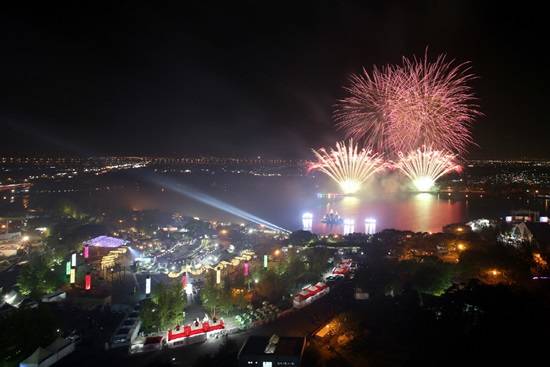 2016고양국제꽃박람회 개막식의 대미를 자식한 불꽃쇼(사진= 고양시)
