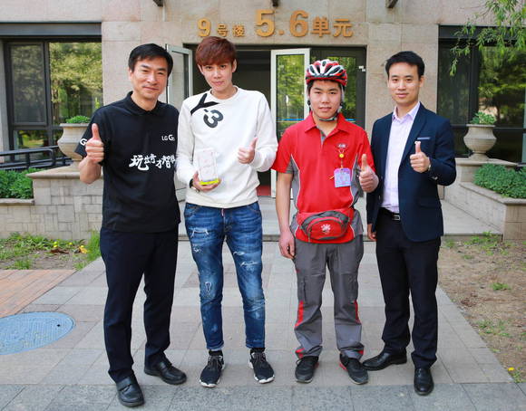 LG전자 중국법인장 이혜웅 부사장(왼쪽 첫 번째) 이 직접 ‘G5’ 구매고객 ‘리우저어(왼쪽 두 번째)’에게 제품을 배송한 후 포즈를 취하고 있다. (사진제공=LG전자)
