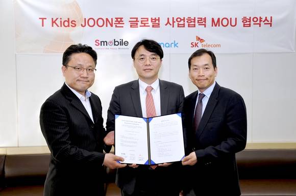 SK텔레콤이 인포마크, 에스모바일과 ‘T키즈폰’의 해외 진출을 공동으로 추진한다. (왼쪽부터) 에스모바일 김정일 대표, SK텔레콤 김성한 Device 기획본부장, 인포마크 최혁 대표. (사진제공=SK텔레콤)