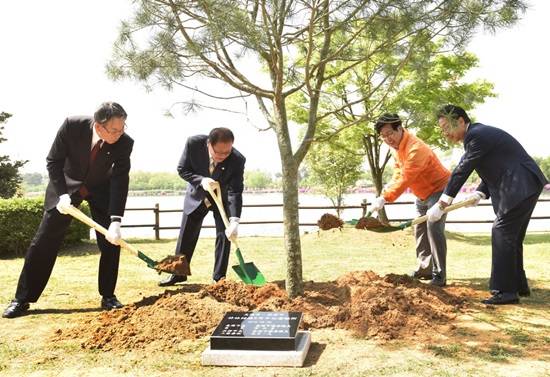 최성 고양시장, 선재길 고양시의회 의장이 자매도시인 일본 하코다테시에서 방문한 정부 및 의회 의장 방문단과 기념식수를 하며 우의를 과시하고 있다.(사진= 고양시)