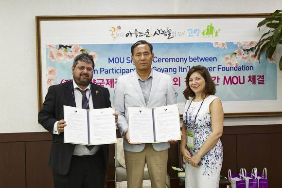 고양국제꽃박람회 이봉운 대표가 그리스 화훼수출협회 명예회장 등과 MOU를 맺고 기념촬영하고 있다.(사진= 고양국제꽃박람회)