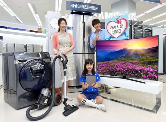 삼성전자 모델들이 2일 삼성 디지털프라자 홍대점에서 삼성전자가 가정의 달 5월을 맞이해 5월 한 달간 실시하는 ‘삼성전자 S 골드러시 가족 사랑 선물전’을 소개하고 있다. (사진제공=삼성전자)