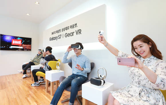 ‘예술의전당 VR 컨텐츠 체험존’에서 관람객들이 제품을 체험하고 있다. (사진제공=삼성전자)