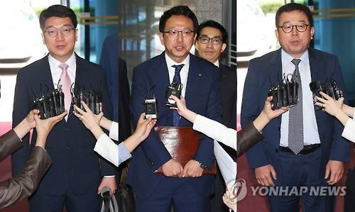 임형도 SK텔레콤 상무(왼쪽부터), 최영석 KT 상무, 강학주 LG유플러스 상무가 지난 4월 29일 오전 경기도 성남시 한국정보통신기술협회에서 진행되는 총 5개 블록(대역) 140㎒ 대역폭의 주파수 경매에 참가하기 위해 입장하며 각오를 말하고 있다. (사진=연합뉴스)