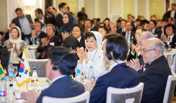 박근혜 대통령이 3일 오전(현지시간) 이란 테헤란 에스피나스 팰리스 호텔에서 열린 한-이란 비즈니스 포럼에 참석하고 있다. (사진=청와대)