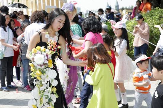 5일 어린이날을 맞아 많은 시민들이 2016 고양국제꽃박람회를 찾은 가운데 꽃박람회에서만 볼 수 있는 바디 플라워 쇼가 관람객들의 호응 속에 펼쳐졌다. 바디 플라워 쇼가 끝난 후 멋진 패션쇼를 선보인 모델들이 어린이날을 맞아 꽃박람회를 찾은 아이들에게 사탕 선물을 나눠 주고 있다.(사진= 고양국제꽃박람회)