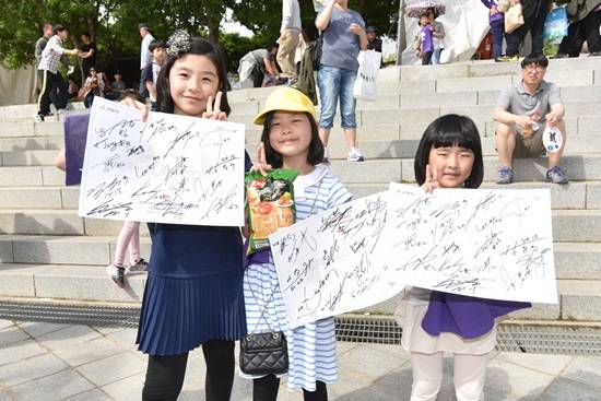 고양오리온스 농구팀 팬사인회에서 어린이들이 사인을 받고 즐거워하고 있다.(사진= 고양시)