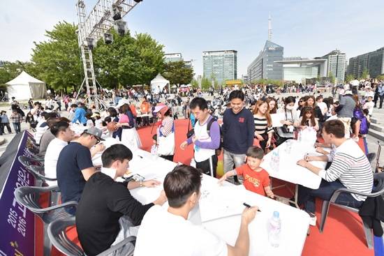 2015-2016고양오리온스 프로농구 선수단의 팬사인회(사진= 고양시)