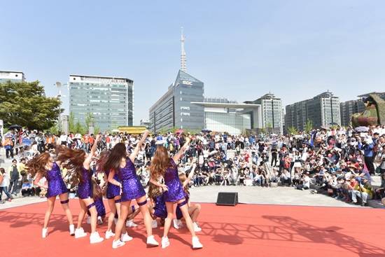 야외무대에서 펼처지는 치어리딩 공연(사진= 고양시)