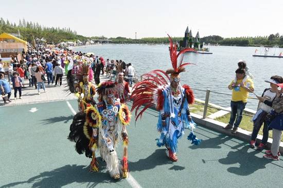 고양국제꽃박람회가 열리는 일산호수공원에서 인디언 쿠스코 공연이 펼쳐지고 있다(사진= 고양시)