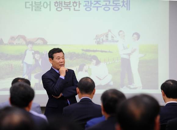 윤장현 광주광역시장이 9일 광주지방공무원교육원에서 일선 동장을 대상으로 한 시책교육 특강을 하고 있다.(사진=광주시)