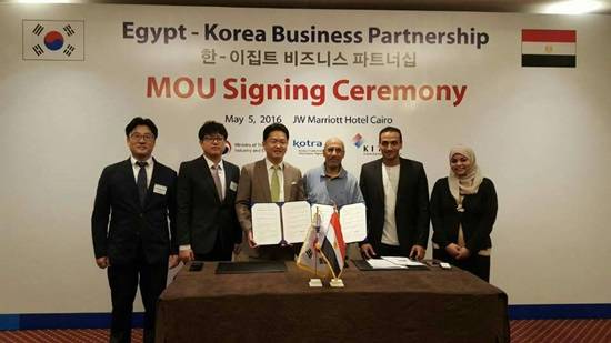 (왼쪽 세번째)인선모터스 박정호 대표, (네 번째) A&M Refaat Eldawee 사장(사진= 인선모터스)