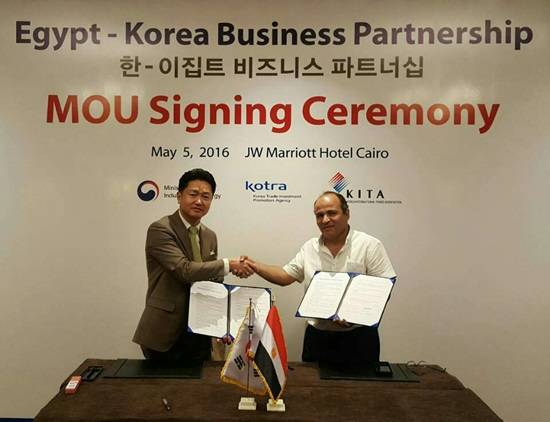 MOA에 서명하고 악수하는 인선모터스 박정호 대표와 AZOUZ Group 의 Osama M. Azoz 회장(사진= 인선모터스)