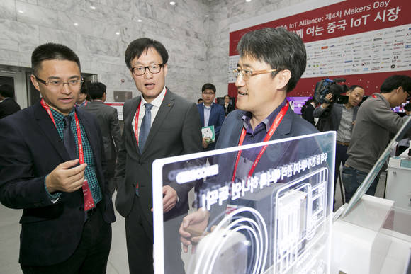 차이나모바일(CMIOT) 솔루션센터 왕타오 총경리(사진 맨 왼쪽)가 GiGA IoT 얼라이언스 회원사들과 경기창조경제혁신센터에서 추천한 IoT 관련 중소기업 제품과 서비스를 참관하고 있다. (사진제공=KT)
