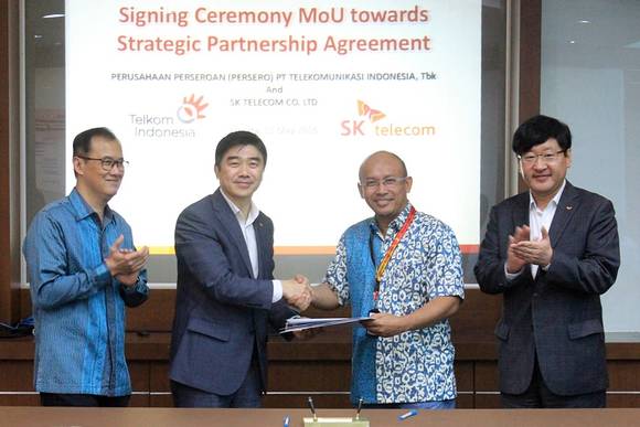 (왼쪽부터) 인도네시아 텔콤 인드라우또요 CISO, SK텔레콤 이종호 글로벌 사업추진본부장, 인도네시아 텔콤 아리프 디지털 서비스 본부장, SK텔레콤 이응상 글로벌사업부문장. (사진제공=SK텔레콤)