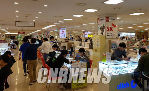 손님들과 판매자들로 분주한 신도림 테크노마트 9층 휴대폰상가 풍경. (사진=정의식 기자)