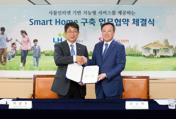 SK텔레콤 장동현 사장(오른쪽)과 LH공사 박상우 사장이 스마트홈 사업협력을 위한 양해각서(MoU)를 체결했다. (사진제공=SK텔레콤)