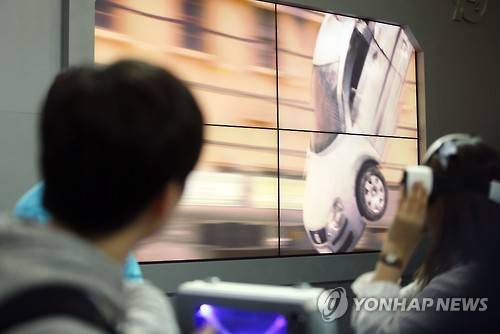 27일 오후 서울 강남구 코엑스에서 열린 '월드 IT쇼 2015'에서 한 참가자가 삼성 기어(Gear) VR을 체험하고 있다. (사진=연합뉴스)