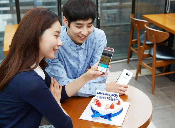 삼성전자 모델들이 ‘삼성 페이’ 누적 결제 금액 1조원 돌파를 축하하고 있다. (사진제공=삼성전자)