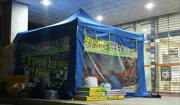 서정초등학교 학부모들로 이루어진 고양시대책위 관계자들이 고양시청앞에서 '학교앞 공장 문제 해결'을 요구하며 천막농성을 진행하고있다.(사진= 고양시대책위)