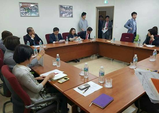 최성 고양시장이 정재호 국회의원 당선자, 고양시 대책위 등 학부모들이 참석한 가운데 간담회 장으로 들어서고 있다.(사진= 고양시대책위)