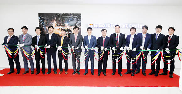 KT 과천지사 사옥 7층에 마련된 GiGA IoT 스마트 센터의 개소식을 기념해 KT 플랫폼사업기획실장 김형욱 전무(왼쪽에서 7번째), KT GiGA IoT 사업단장 김준근 상무(왼쪽에서 6번째)를 비롯한 관계자들이 테이프 커팅식을 진행하고 있다. (사진제공=KT)