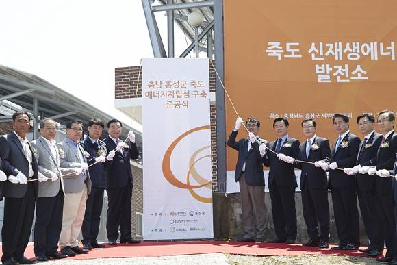 에너지 자립섬 준공식에 참석한 김석환 홍성군수, 윤종인 충남도 행정부지사, 한화S&C 김용욱 대표이사, 이병우 충남창조경제혁신센터장 등 관계자들. (사진제공=한화그룹)