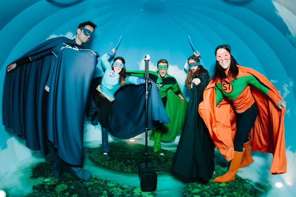 ‘갤럭시 어드벤처 파크’에서 슈퍼히어로 변장을 한 삼성전자 모델들이 기어 360을 체험하고 있다. (사진제공=삼성전자)