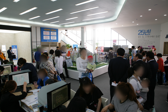 지난 13일 오픈한 '장강베스트시티' 견본주택의 방문객 모습. (사진제공=장강종합건설)