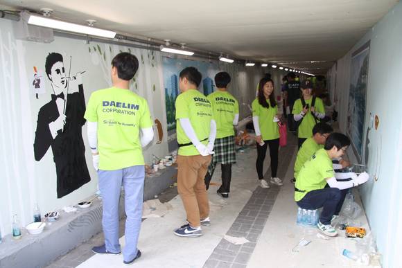 자원봉사자들이 ‘상암-수색역간 지하통로’에 벽화를 그리는 모습. (사진제공=마포구청)