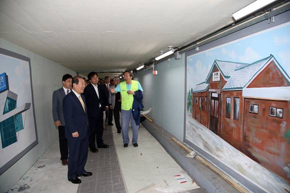 박홍섭 마포구청장(앞쪽)이 옛 수색역의 모습을 그린 벽화를 감상하고 있다. (사진제공=마포구청)