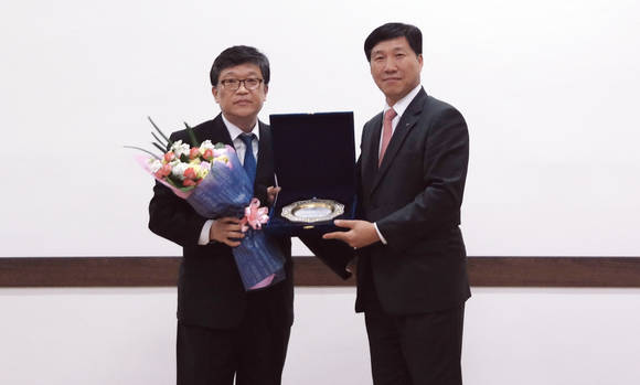 김명수 한국신뢰성학회장(왼쪽)이 LIG넥스원 최상택 ILS연구센터장에게 ‘한국 신뢰성 대상’을 전달하고 있다. (사진제공=LIG넥스원)