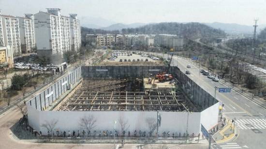 서정초 학부모 등 주민들이 포스콤 건설현장에 인간띠를 형성해 공사반대 입장을 표시하고 있다.(사진= 대책위)