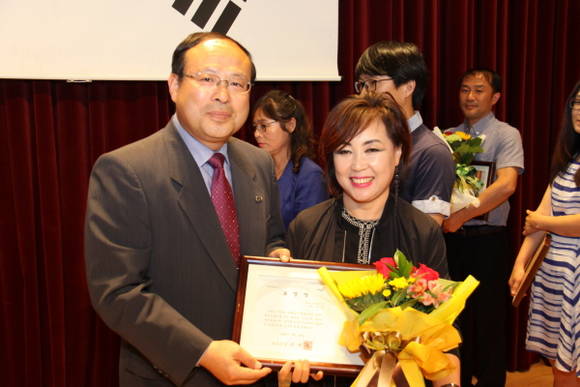 파주시시설관리공단 17주년 기념식 행사장에서 임우영 이사장이 표창장을 수여하고 있다.(사진= 파주시시설관리공단)