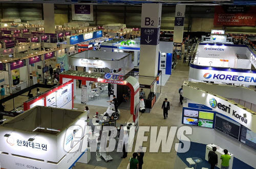 스타트업·중소기업들과 중견기업, 정부기관 등이 참가한 B홀 전경. (사진=정의식 기자)