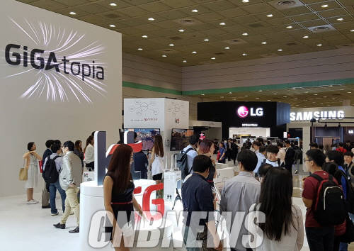삼성전자와 LG전자, KT의 부스가 나란히 배치된 3층 C홀 전경. (사진=정의식 기자)