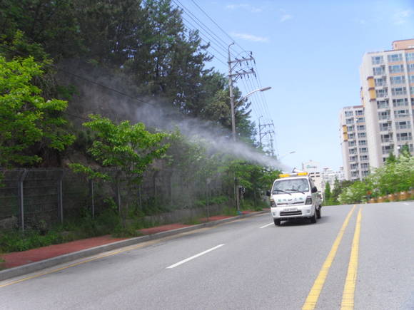 목포시 보건당국이 지카바이러스 매개체인 흰줄숲모기 박멸을 위해 주택가 주변의 야산과 숲에 친환경 분무소독을 실시했다.