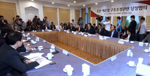 임종룡 금융위원장이 조선해운업의 '특별고용지원' 업종 지정을 검토한다는 방침이다. 24일 열린 조선해운업 구조조정 관련 당정협의. (사진=연합뉴스)