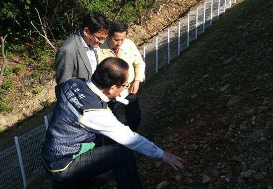 파주시 송유면 부시장이 탄현면의 여름철 풍수재해 위험 지역을 현장점검하고 있다.(사진= 파주시)