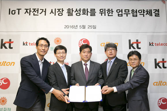 (왼쪽부터)윤덕원 KT텔레캅 사업부문장, 김형욱 KT플랫폼사업기획실장, 김신성 알톤스포츠 대표이사, 정종표 동부화재 부사장, 장길동 BC카드 글로벌본부장이 ‘IoT 자전거 시장 활성화를 위한 업무협약’을 체결한 이후 포즈를 취했다. (사진제공=KT)