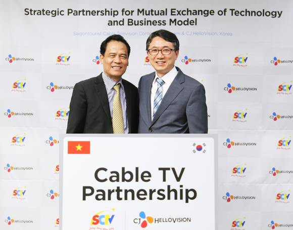 지난 25일 서울 상암동 CJ헬로비전 본사에서 만나 5년간 종합기술컨설팅 계약을 체결한 CJ헬로비전 김진석 대표(오른쪽)와 SCTV 쩐반위 대표. (사진제공=CJ헬로비전)
