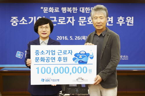 후원금 전달식을 마치고 권선주 기업은행장(왼쪽)과 최백호 사단법인 한국음악발전소 소장이 기념촬영을 하고 있는 모습. (사진=기업은행)