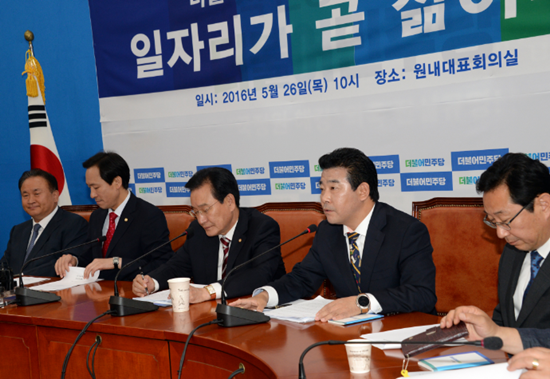 제20대 국회의원 박정 간사가 국회 원내대표 회의실에서 열린 '청년일자리TF'에서 발언하고 있다.(사진= 박정 사무실)