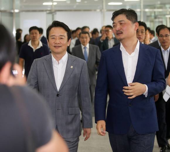 26일(목) 오전 경기도 성남시에서 위치한 스타트업 캠퍼스에서 남경필 경기도지사와 김범수 카카오의장이 ‘스타트업 캠퍼스 총장 취임 및 비전선포식’ 행사장으로 이동하고 있다.(사진=경기도)